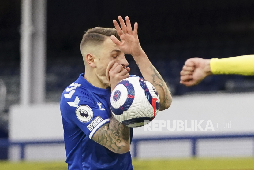  Lucas Digne dari Everton bereaksi selama pertandingan sepak bola Liga Premier Inggris antara Everton FC dan Burnley FC di Liverpool, Inggris, 13 Maret 2021.