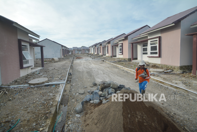 Pekerja melanjutkan pekerjaan pembangunan rumah di kawasan perumahan KPR bersubsidi Ulu Gadut, Padang.  ilustrasi