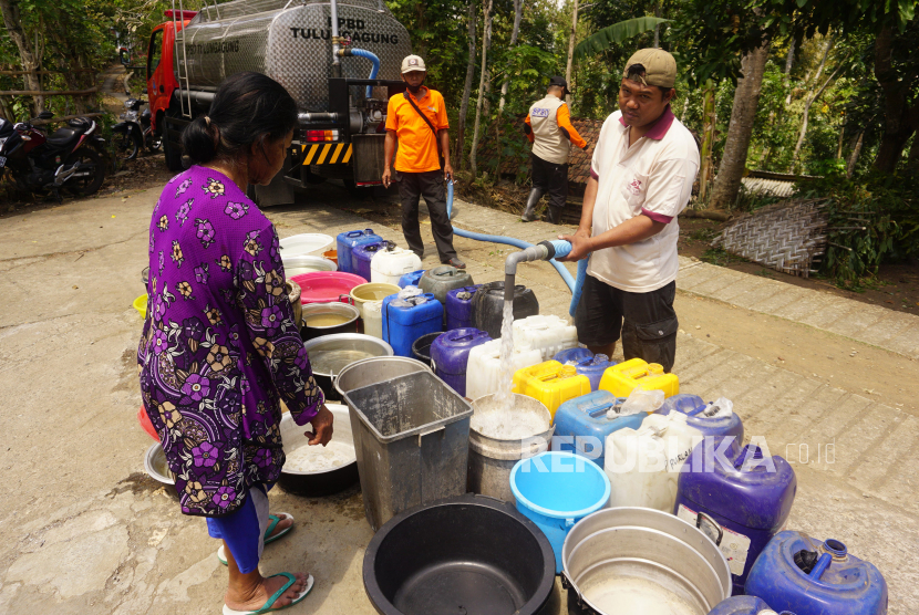 Petugas mendistribusikan air bersih di wilayah Tanggununung, Tulungagung, Jawa Timur, Senin (31/8/2020). BPBD Tulungagung mencatat ada delapan desa di tiga kecamatan di daerah itu yang terdampak kekeringan dan membutuhkan bantuan air bersih setiap harinya. 