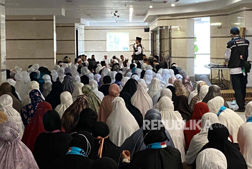 Konsultan ibadah haji, KH Afifuddin saat memberikan visitasi edukasi (Visduk) kepada ratusan jamaah haji Indonesia di Hotel Al-Hasan (113), Makkah pada Jumat (24/5/2024). 