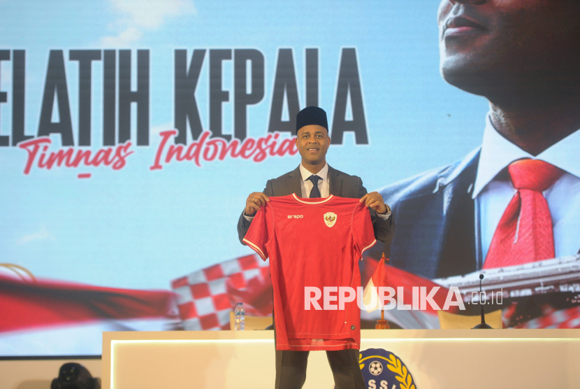 Pelatih Kepala Baru Timnas Indonesia Patrick Kluivert menunjukkan baju Timnas Indonesia usai konferensi pers pengenalan Tim Pelatih Timnas Indonesia di Jakarta, Ahad (12/1/2025). PSSI resmi menunjuk Patrick Kluivert sebagai pelatih tim nasional (Timnas) Indonesia menggantikan pelatih asal Korea Selatan Shin Tae-yong. Kluivert akan dibantu dengan sejumlah asisten pelatih dari Belanda, yaitu Alex Pastoor dan Denny Landzaat.