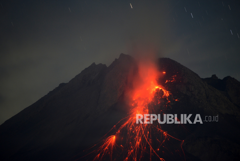 Luncuran lava pijar Gunung Merapi terlihat dari Dusun Ngori, Magelang, Jawa Tengah, Jumat (23/6/2023). Menurut pengamatan BPPTKG mulai 00:00 hingga 06.00 WIB Gunung Merapi mengeluarkan empat kali guguran lava pijar dengan jarak luncur maksimal 1,5 kilometer ke Barat Daya. Dusun Ngori merupakan dusun yang hilang karena erupsi Merapi pada 1961, dan kini menjadi lokasi tambang. Dari sini luncuran lava pijar yang mengarah ke Barat Daya dan Selatan terlihat jelas.