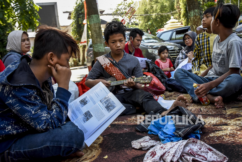 Kemendikbud: Belum Ada Sekolah Jadi Klaster Penyebaran Covid. Sejumlah anak jalanan mengikuti kegiatan belajar mengajar di kawasan Alun-alun Cimahi, Kota Cimahi, Jumat (28/8). Sekolah non formal yang diinisiasi oleh Gerakan Masyarakat Cinta Indonesia (Gersin) tersebut bertujuan memberikan pendidikan yang layak bagi anak-anak yang masih melakukan kegiatan di jalanan serta mendampingi pendidikan keluarga pra sejahtera. Foto: Abdan Syakura/Republika