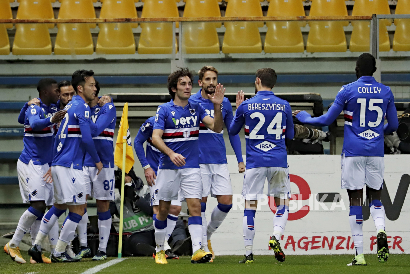 Keita Balde dan rekan-rekannya di Sampdoria bergembira bersama rekan satu timnya setelah mencetak gol dalam pertandingan sepak bola Serie A Italia Parma Calcio vs UC Sampdoria di stadion Ennio Tardini di Parma, Italia, Senin (25/1).