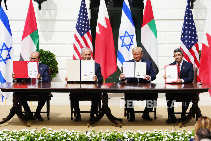 UEA dan Israel Siapkan Dana Investasi untuk Sektor Strategis. (Kiri ke kanan) Menteri Luar Negeri Bahrain Sheikh Khalid Bin Ahmed Al-Khalifa, Perdana Menteri Israel Benjamin Netanyahu, Presiden AS Donald J. Trump dan Menteri Luar Negeri UEA Sheikh Abdullah bin Zayed bin Sultan Al Nahyan selama upacara penandatanganan Kesepakatan Abraham, yang menormalkan hubungan antara Uni Emirat Arab dan Bahrain dengan Israel, di Halaman Selatan Gedung Putih di Washington, DC, AS, 15 September 2020.