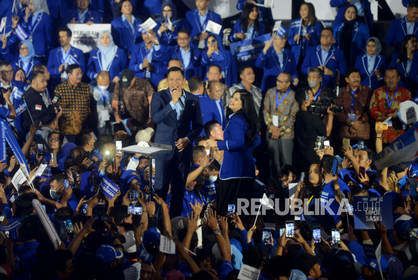 Ketua Umum DPP Partai Demokrat Agus Harimurti Yudhoyono (AHY) menyampaikan pidato politik di Tennis Indoor Senayan, Jakarta Pusat, Selasa (14/2/2023). 