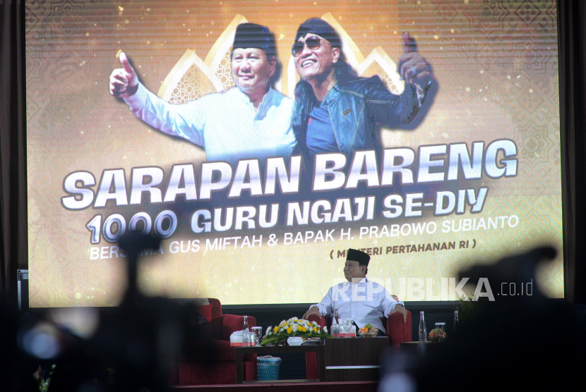 Menteri Pertahanan RI Prabowo Subianto bersama Gus Miftah menghadiri pertemuan bersama 1.000 guru ngaji di Kabupaten Sleman, Provinsi DI Yogyakarta, Rabu (20/9/2023). 
