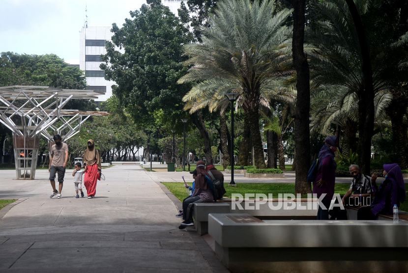 Sejumlah warga beraktivitas di Taman Lapangan Banteng, Jakarta, Ahad (14/3). Gubernur DKI Jakarta Anies Rasyid Baswedan mengeluarkan sejumlah ketentuan selama Idul Fitri 1442 Hijriah. Salah satunya terkait dengan operasional tempat wisata. 