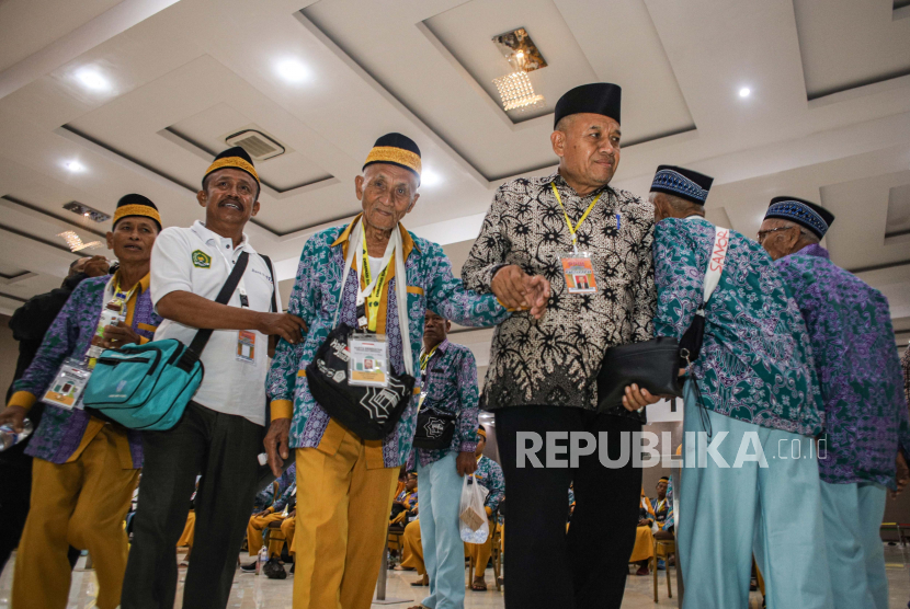 Jamaah calon haji memasuki Asrama Haji Embarkasi Surabaya (AHES), Surabaya, Jawa Timur.