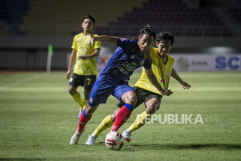 Duel Arema FC melawan Barito Putera pada pertandingan sepak bola Piala Menpora 2021 di Stadion Manahan, Solo, Jawa Tengah, pada 25 Maret 2021). Kedua tim akan bertemu kembali di Stadion Sultan Agung, Bantul, Selasa (23/11) malam pada lanjutan Liga 1 2021/2022.