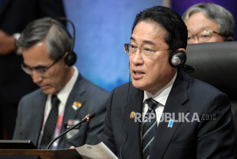 Perdana Menteri Jepang Fumio Kishida (kanan) memberi pandangan pada KTT ke-26 ASEAN-Jepang di Jakarta, Rabu (6/9/2023).
