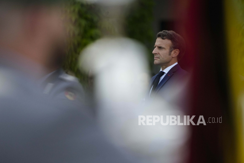 Presiden Prancis Emmanuel Macron mendengarkan lagu kebangsaan selama upacara penyambutan untuk pembicaraan dengan Kanselir Jerman Olaf Scholz di kanselir di Berlin, Jerman, Senin, 9 Mei 2022. Paris ingin Ukraina memenangkan perang melawan Moskow dan integritas teritorialnya dipulihkan.