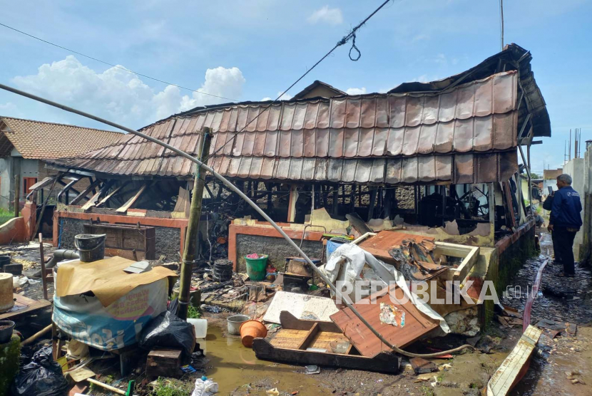 Warga melihat rumah yang terbakar di Kampung Benda, Kelurahan Nagarasari, Kecamatan Cipedes, Kota Tasikmalaya, Jawa Barat, Selasa (14/3/2023). 