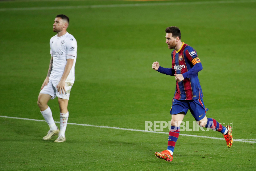  Striker FC Barcelona Leo Messi (kanan) melakukan selebrasi setelah mencetak gol melawan SD Huesca selama pertandingan sepak bola LaLiga Spanyol antara FC Barcelona dan SD Huesca yang diadakan di stadion Camp Nou, di Barcelona, ??Catalonia, Spanyol, 15 Maret 2021.