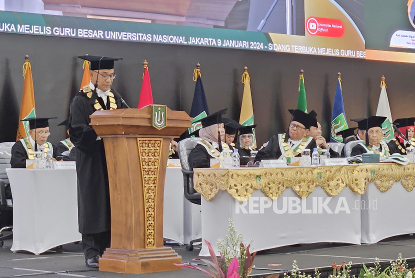 Rektor Universitas Nasional El Amry Bermawi Putera membuka kegiatan Pengukuhan Guru Besar di Cyber Auditorium, Unas, Jakarta Selatan, Selasa (9/1/2024). 