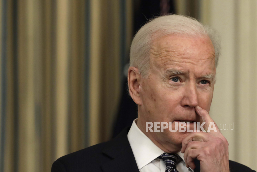 Presiden AS Joe Biden menyampaikan sambutan tentang implementasi Rencana Penyelamatan Amerika, di Gedung Putih di Washington, DC, AS, 15 Maret 2021.
