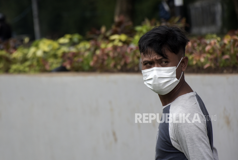 Warga mengenakan masker saat beraktivitas di kawasan Taman Monumen Perjuangan Rakyat Jawa Barat, Bandung, Jawa Barat, Ahad (17/12/2023). Pemerintah Kota Bandung mengimbau masyarakat untuk menerapkan perilaku hidup bersih dan sehat (PHBS) dan kembali menjaga protokol kesehatan (prokes) guna mencegah penularan Covid-19. Berdasarkan data dari Dinas Kesehatan Kota Bandung, hingga Selasa (12/12/2023) terdapat 25 orang yang terkonfirmasi Covid-19.