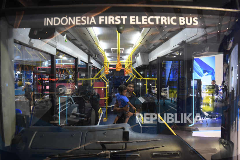 Pengunjung memperhatikan kendaraan listrik di PEVS 2024, Rabu (1/5/2024). Pemerintah Indonesia serius dalam pengembangan ekosistem kendaraan listrik demi penghematan energi.