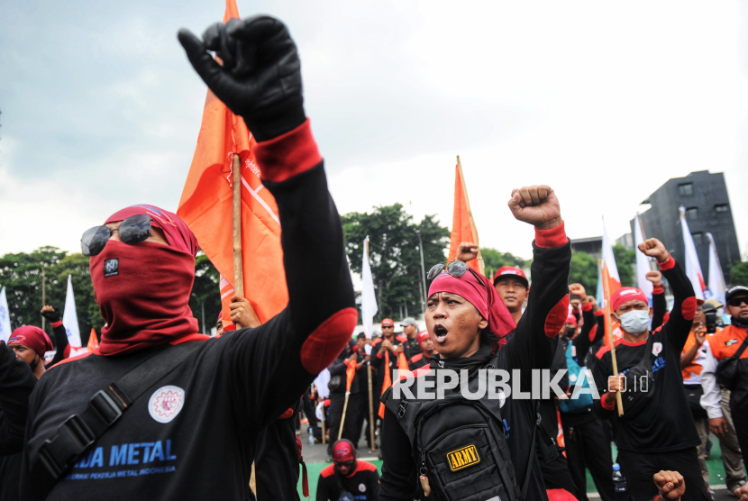 Sejumlah buruh saat melakukan aksi unjuk rasa di depan Kompleks Parlemen, Jakarta, Kamis (28/8/2205). 