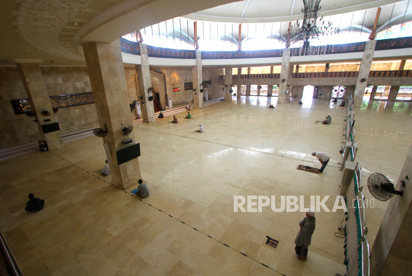 Sejumlah Masjid di Banjarmasin tak Gelar Shalat Jumat. Suasana ruang induk di Masjid Raya Sabilal Muhtadin Banjarmasin, Kalimantan Selatan.