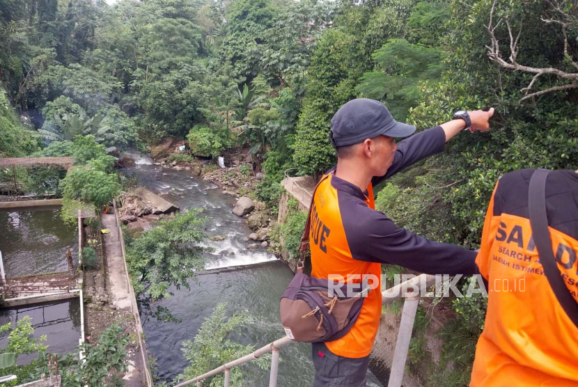 Tim SAR DIY melakukan pencarian terhadap balita yang diduga hanyut di Selokan Mataram, Senin (11/3/2023). 