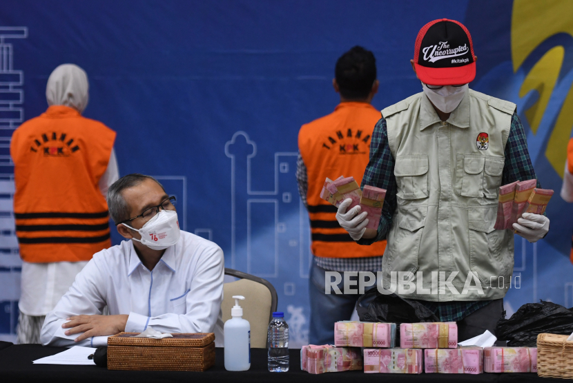 Wakil Ketua KPK Alexander Marwata (duduk kiri) menyaksikan penyidik KPK menunjukkan barang bukti hasil operasi tangkap tangan (OTT) Bupati Purbolinggo di gedung KPK, Jakarta, Selasa (31/8) dini hari. Pada Rabu (16/9), KPK kembali melakukan operasi tangkap tangan di Kalimantan Selatan.