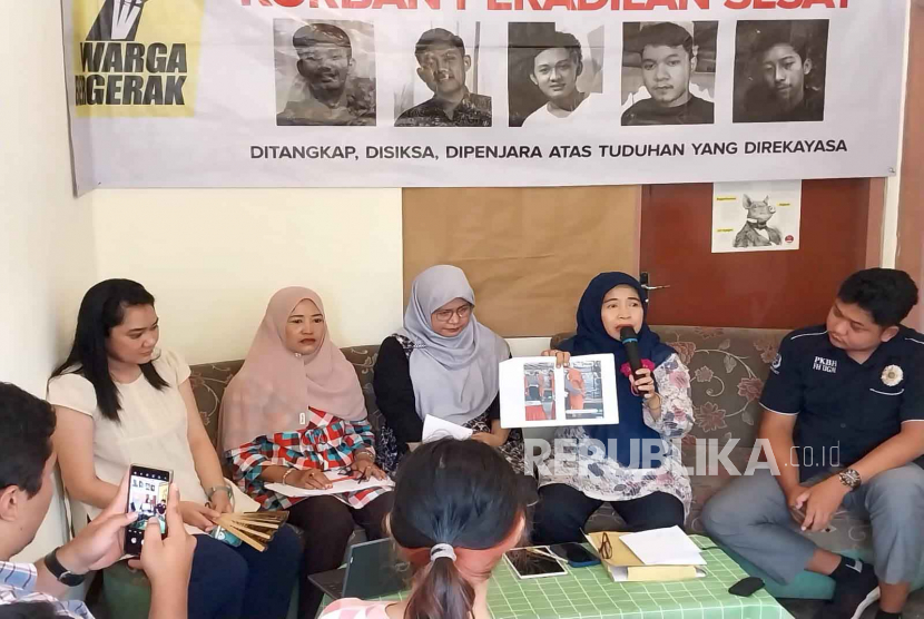 Orang tua korban salah tangkap kasus klitih di Gedongkuning, Yogyakarta menggelar konferensi pers meminta agar Kompolnas ikut mengawal kasus tersebut. 