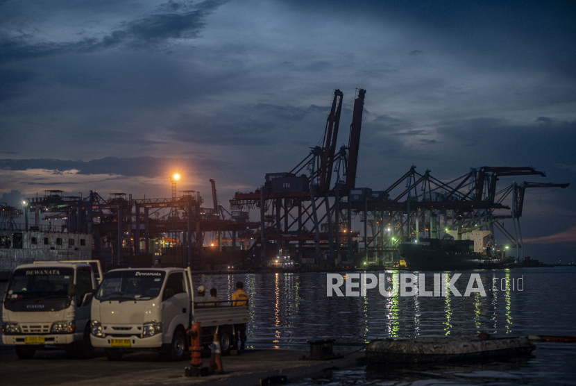 Suasana aktivitas bongkar muat peti kemas di Pelabuhan Tanjung Priok, Jakarta, Rabu (15/6/2022). Badan Pusat Statistik (BPS) melansir neraca perdagangan Indonesia mencatatkan surplus 4,23 miliar dolar AS pada Juli 2022.
