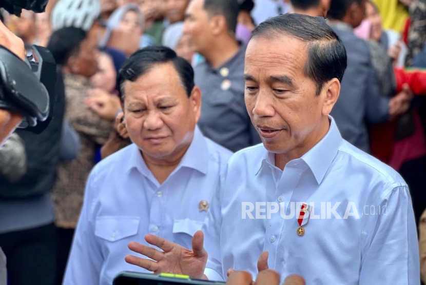 Presiden Jokowi didampingi Menteri BUMN Erick Thohir dan Menteri Pertahanan Prabowo Subianto saat mengunjungi Pasar Bululawang di Kabupaten Malang, Senin (24/7/2023).