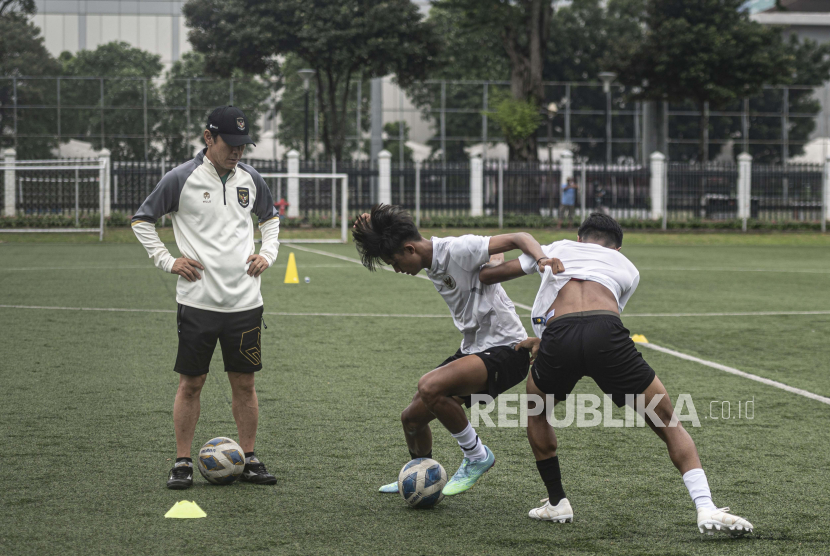 Pelatih timnas U-20 Indonesia Shin Tae-yong (kiri) memberikan instruksi kepada pemain saat memimpin latihan di Lapangan C Senayan, Jakarta, Rabu (8/2/2023). Timnas U-20 menjalani pemusatan latihan jelang kejuaraan Piala Asia U-20 2023. 