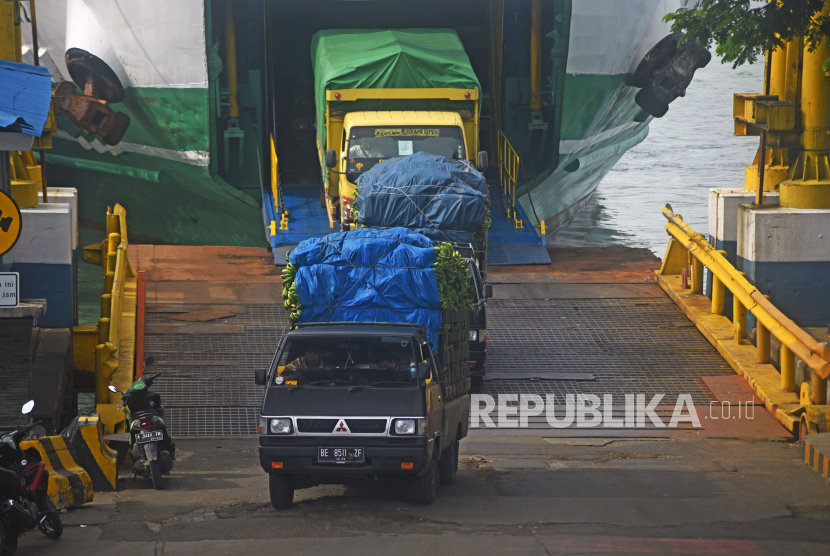 ilustrasi. Sejumlah kendaraan yang baru tiba dari Sumatera turun dari kapal ferry di Dermaga I Pelabuhan Merak, Banten, Kamis (28/5/2020). Menurut data PT ASDP dalam dua hari terakhir tercatat hanya ada 298 orang dan 679 kendaraan yang menyeberang atau turun 97 persen dibanding periode yang sama pada tahun lalu