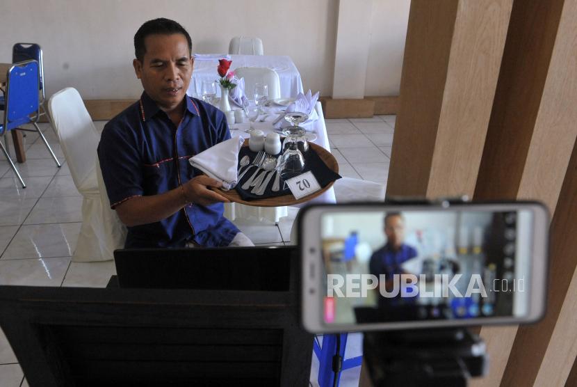 Dosen menyampaikan materi Tata Hidang kepada mahasiswa saat perkuliahan secara daring di Jaya Wisata International Hotel School, Denpasar, Bali, Kamis (16/4). Mendikbud Nadiem Makarim hari ini mengumumkan pedoman pembelajaran pada masa new normal. (ilustrasi)