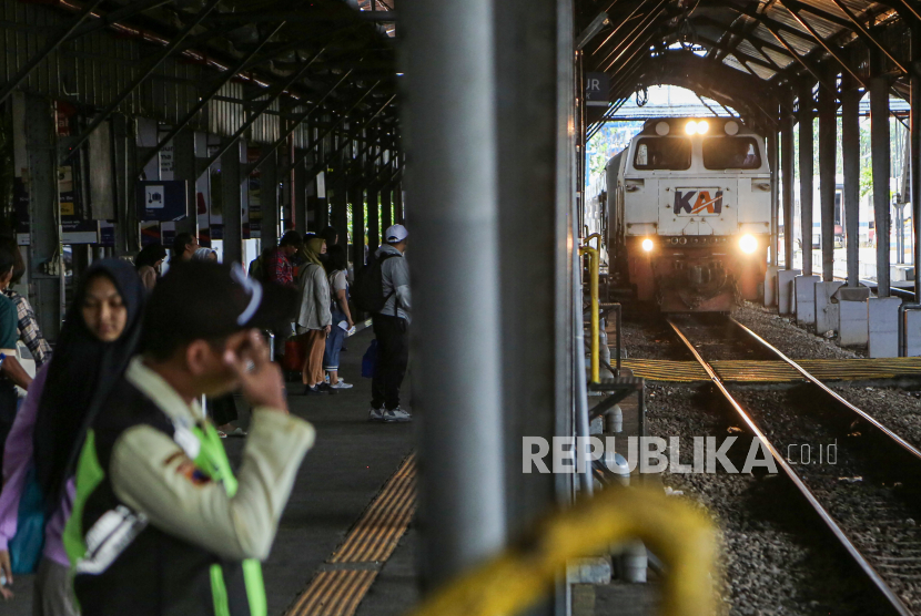 Sejumlah calon penumpang menanti kedatangan kereta api di Stasiun Semarang Tawang, Semarang, Jawa Tengah, Sabtu (16/3/2024).