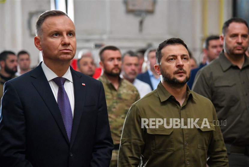 Presiden Polandia Andrzej Duda (kiri) dan Presiden Ukraina Volodymyr Zelensky (2 kanan) di Katedral Rasul Suci Petrus dan Paulus di Lutsk, Ukraina, 9 Juli 2023.