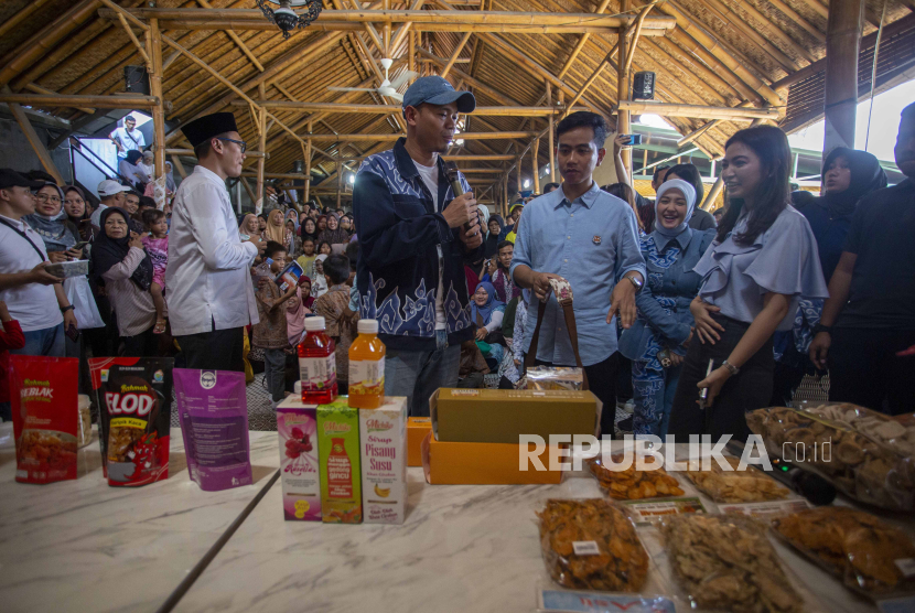 Calon wakil presiden nomor urut 02 Gibran Rakabuming Raka (tiga kanan) melihat produk UMKM di sentra Batik Trusmi, Cirebon, Jawa Barat, Sabtu (6/1/2024). Kunjungan tersebut untuk mendengar aspirasi dan berdialog dengan para pelaku UMKM di Cirebon. 