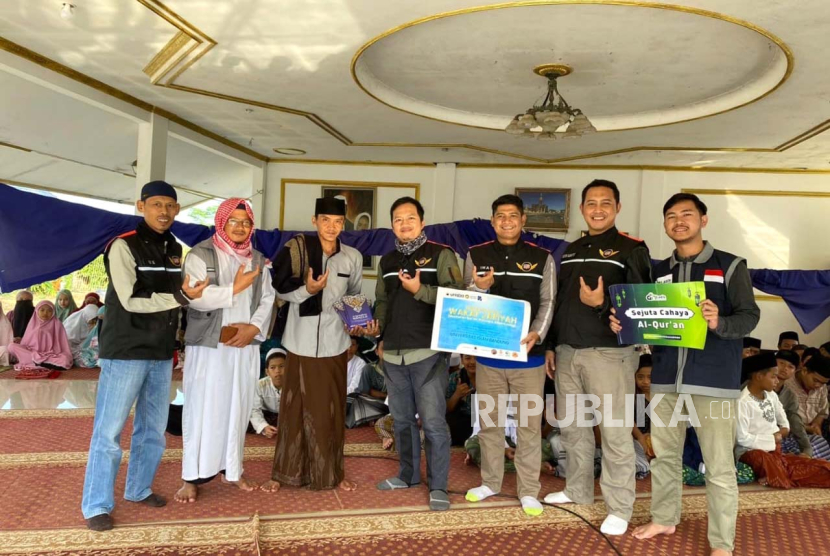 Bagian Peningkatan Ruhul Islam dan Pengelolaan Masjid (PRIPM) Unisba bersama Ikatan Motor Pegawai Unisba (Impun) membagikan ratusan Alquran ke berbagai daerah di Jawa Barat (Jabar).  