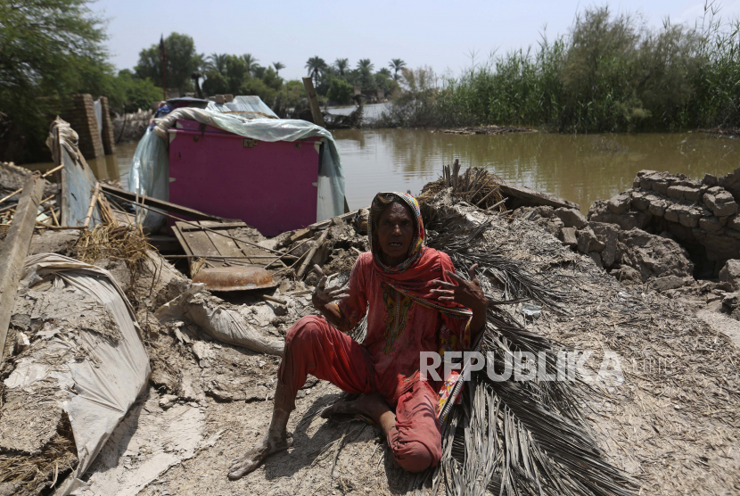 Muktiyara Bibi duduk di samping rumahnya yang dilanda banjir di distrik Shikarpur, provinsi Sindh, Pakistan, Selasa, 30 Agustus 2022. Palang Merah China (RCSC) memberikan bantuan dana tunai 300 juta dolar AS untuk membantu para korban terdampak bencana banjir Pakistan.