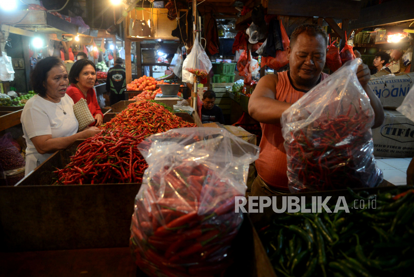 Pedagang cabai melayani pembeli di Pasar Senen, Jakarta, Senin (27/2/2023). Inflasi pada April 2023 atau bertepatan dengan momen Hari Raya Idul Fitri diperkirakan terjaga dan stabil di kisaran 0,37 persen month-to-month (mtm) atau 4,37 persen secara tahunan (year-on-year/yoy).