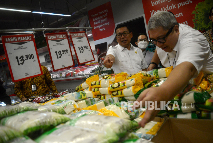 Kepala Badan Pangan Nasional/National Food Agency (NFA) Arief Prasetyo Adi (kiri) bersama Ketua Umum Asosiasi Pengusaha Retail Indonesia (Aprindo) Roy Nicholas Mandey (kanan) saat melakukan kunjungan di Super Indo Depok Town Center, Jawa Barat , Senin (27/3/2023). Kunjungan tersebut dalam rangka menjaga kemamanan dan mutu pangan agar masyarakat mendapatkan pangan yang bermutu dan berkualiatas. Kepala Badan Pangan Nasional/National Food Agency (NFA) Arief Prasetyo Adi dalam kesempatan tersebut menyampaikan harga komuditas pangan secara umum masih stabil.