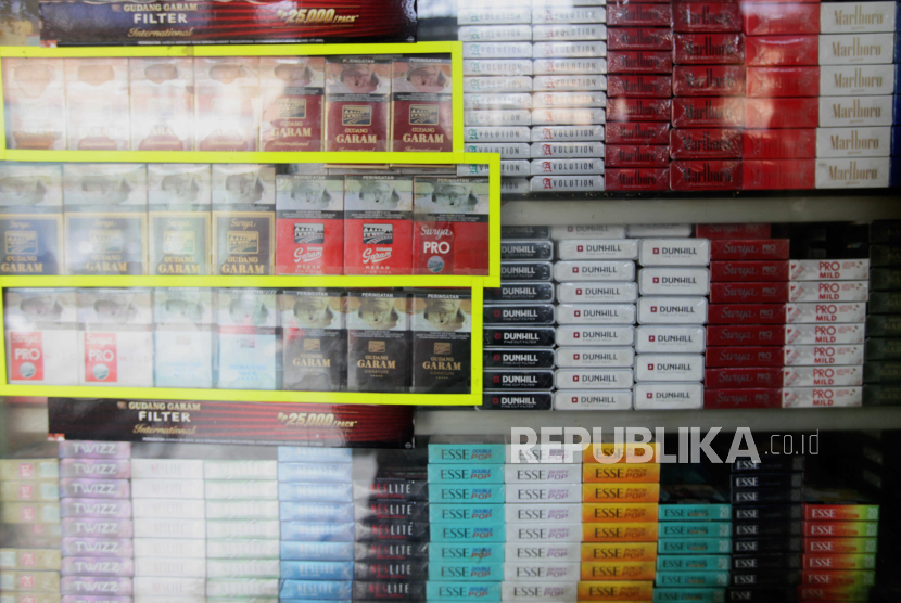 Sejumlah rokok yang dijual di kios Madura di kawasan Cibubur, Jakarta Timur, Senin (14/8/2023). Kios Madura memiliki ciri khas tata letak barang dagangan yang rapih dan lengkap serta buka 24 jam.