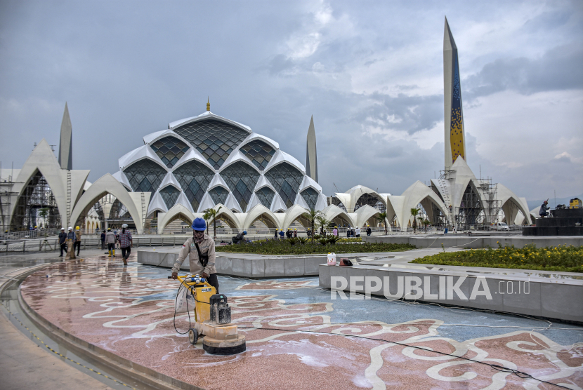 Pekerja menyelesaikan pembangunan bagian halaman Masjid Raya Al Jabbar di Gedebage, Kota Bandung, Selasa (6/12/2022). Gubernur Jawa Barat menargetkan proyek pembangunan Masjid Raya Al Jabbar dapat rampung dan diresmikan pada akhir Desember 2022, sekaligus dapat digunakan untuk Sholat Jumat perdana di masjid tersebut.  
