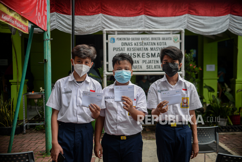 Pelajar menunjukan sertifikat vaksin Covid-19 Sinovac dosis kedua di Puskesmas Kelurahan Pejaten Barat, Jakarta Selatan, Senin (23/8). Sebanyak 250 pelajar atau 90 persen siswa SMPN 107 Jakarta  telah menerima vaksin covid-19 guna mendukung  percepatan pemerataan vaksin kepada pelajar dalam rangka mempersiapkan pembelajaran tatap muka. Pemerintah Pusat berencana menggelar pembelajaran tatap muka pada masa pandemi dengan syarat seluruh siswa telah disuntik vaksin Covid-19, menerapkan protokol kesehatan yang ketat dan mengikuti Panduan Penyelenggaraan Pembelajaran di Masa Pandemi Coronavirus DIsease 2019 (Covid-19) berdasarkan Surat Keputusan Bersama (SKB) Empat Menteri. Republika/Thoudy Badai