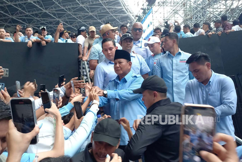 Capres Prabowo Subianto menyalami sejumlah peserta kampanye akbar yang datang ke GBK Senayan, Jakarta Pusat, Sabtu (10/2/2024). 