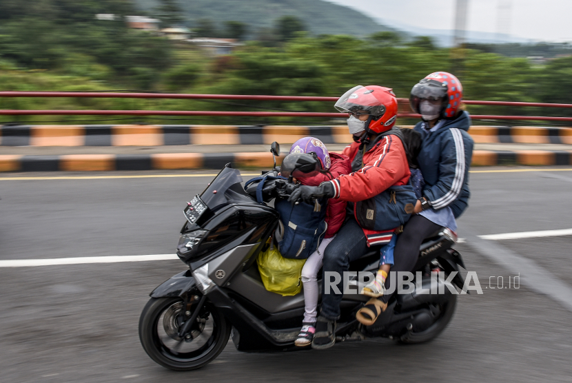 Pemudik sepeda motor melintasi Jalur Nagreg, Kabupaten Bandung, beberapa waktu lalu.
