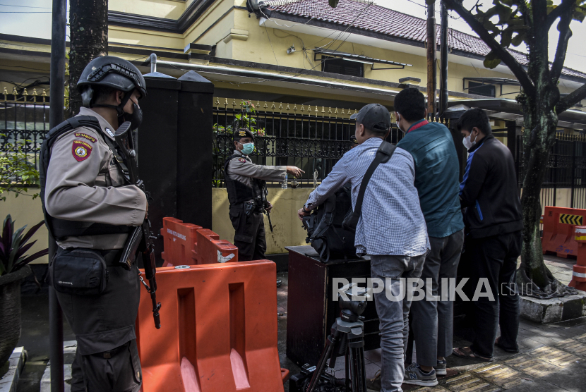 Petugas kepolisian memeriksa barang bawaan jurnalis yang hendak memasuki area Polrestabes Bandung di Jalan Jawa, Sumur Bandung, Kota Bandung, Kamis (8/12/2022). BNPT sedang mencari kelompok yang diduga memberikan bantuan terkait bom Bandung.