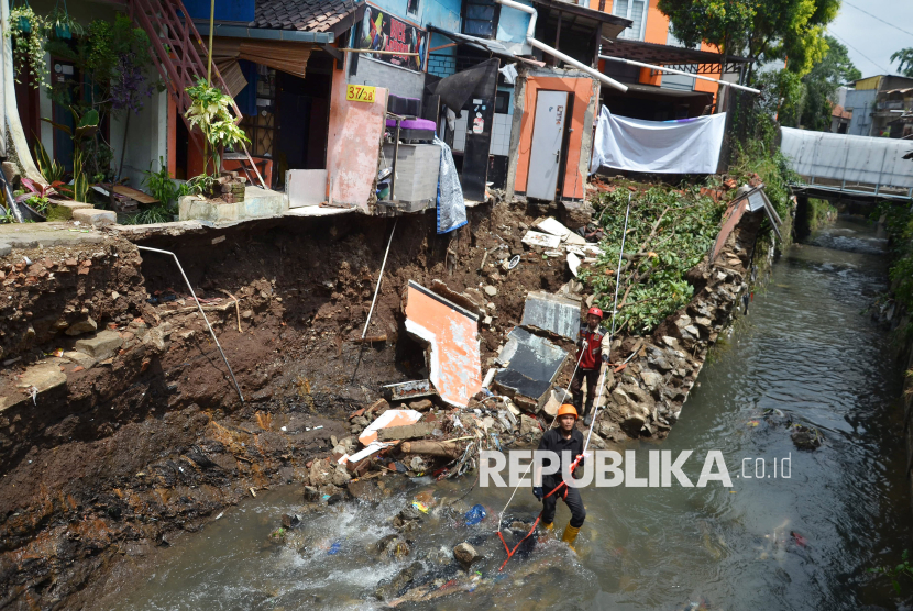 Sejumlah rumah rusak berat terseret longsor kirimir di bantaran Sungai Citepus, di Jalan Industri Dalam, Kelurahan Arjuna, Kota Bandung, Rabu (20/11/2024). Akibat peristiwa tersebut enam belas kepala keluarga (KK) yang tinggal di bantaran sungai kawasan tersebut diungsikan, karena khawatir terjadi longsor susulan pada kirmir sungai.