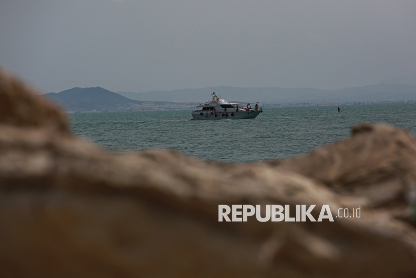 Kapal yang membawa relawan dan aktivis dari Global Sumud Flotilla tiba di Pelabuhan Sidi Bou Said, Tunisia, Ahad (6/9/2025). Kedatangan para aktivis dan relawan dari berbagai negara yang berangkat dari Spanyol disambut antusias oleh para delegasi dan warga Tunisia. Ketiga aktivis bersama ratusan relawan dari 44 negara tersebut akan melakukan pelayaran dari Tunisia menuju Gaza untuk membuka koridor kemanusiaan  untuk masyarakat Palestina di Gaza.