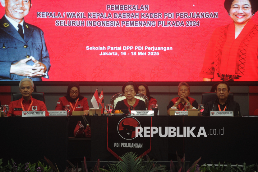 Ketua Umum Partai Demokrasi Indonesia Perjuangan (PDIP) Megawati Soekarnoputri saat menghadiri pembekalan Kepala/Wakil Kepala Daerah Kader PDIP Seluruh Indonesia Pemenang Pilkda 2024 di Sekolah Partai PDIP, Lenteng Agung, Jakarta, Jumat (16/5/2025). Kegiatan pembekalan yang berlangsung 16-18 Mei 2025 ini bertujuan memperkuat konsolidasi dan penguatan komitmen dalam menjalankan pemerintahan yang berpihak pada kepentingan rakyat di daerahnya masing-masing. Kegiatan ini dihadiri oleh ratusan kepala daerah kader PDIP serta turut hadir jajaran DPP PDIP. 