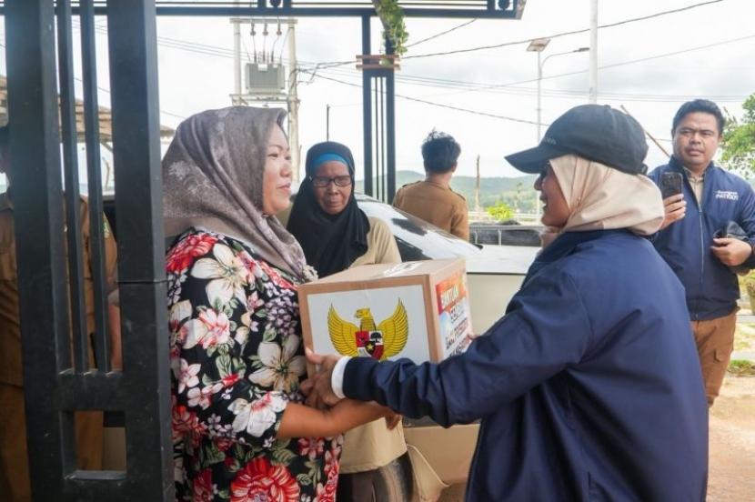 Kementerian Transmigrasi Salurkan 1.700 Paket Sembako untuk Transmigran di Batam