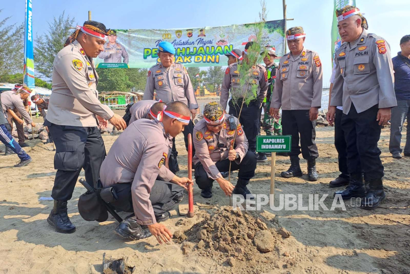 Kepala Polres (Kapolres) Indramayu AKBP M Fahri Siregar bersama jajaran kepolisian dan unsur lainnya menanam pohon di Pantai Tirta Ayu, Kecamatan Balongan, Kabupaten Indramayu, Rabu (23/8/2023). 